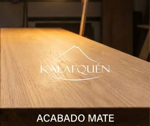 Detalle de barniz mate sobre roble