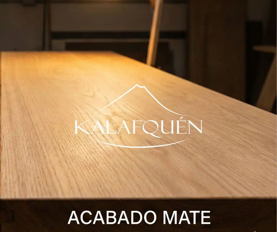 Detalle de barniz mate sobre roble